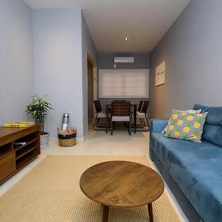 Omar do Rio - BT208 Apto Moderno com Garagem, Internet 120mbps, Smart TV com WorkStation, 05 minutos andando da Praia de Ipanema e do Metrô